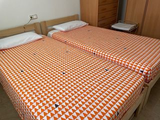 Juego de 2 camas individuales o apilables . |