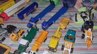 Lote de coches y camiones de juguete