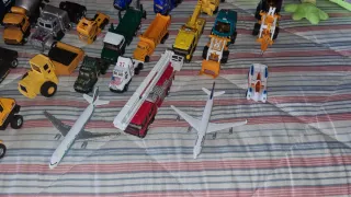 Lote de coches y camiones de juguete