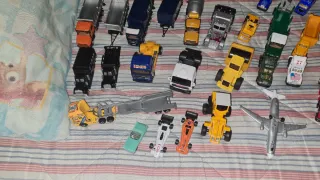 Lote de coches y camiones de juguete