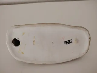 Precioso niño durmiendo en cuna