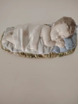 Precioso niño durmiendo en cuna