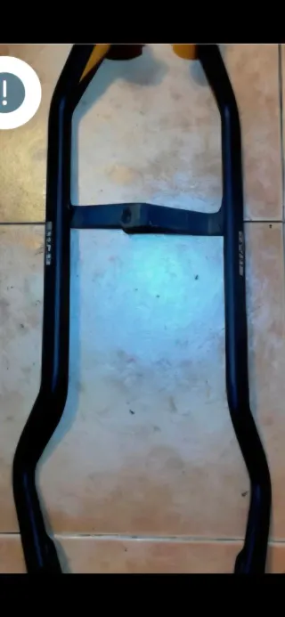 Porta cascos rojo con 2 llaves
