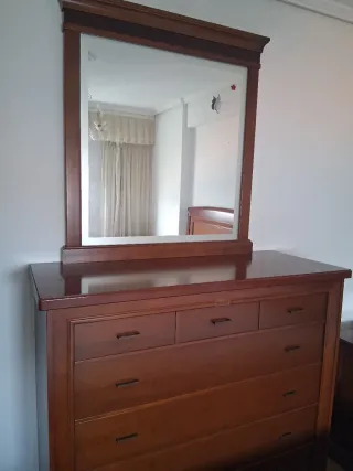 Cómoda de madera con espejo
