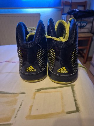 Zapatillas Baloncesto Adidas Negras y Amarillas