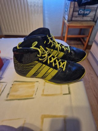 Zapatillas Baloncesto Adidas Negras y Amarillas