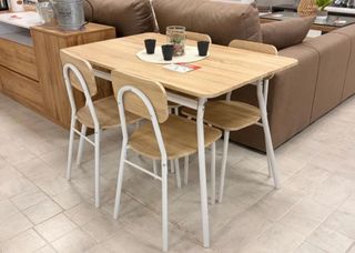 Conjunto mesa y 4 sillas madera