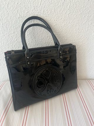 Bolso negro charol con logo