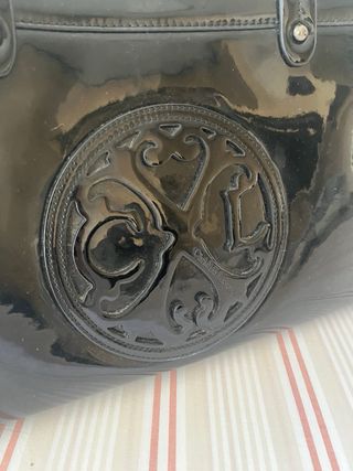 Bolso negro charol con logo