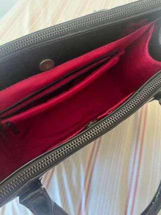 Bolso negro charol con logo