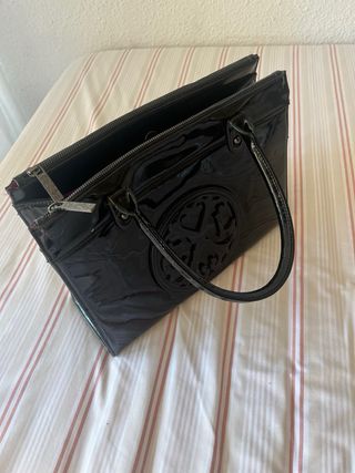 Bolso negro charol con logo