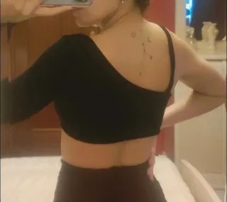 Top negro asimétrico con aro