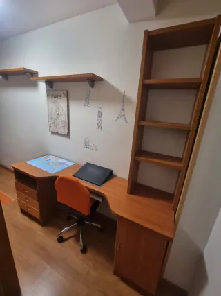Escritorio madera con estantería