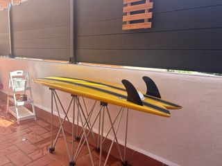 Tabla de surf convertida en mesa/barra