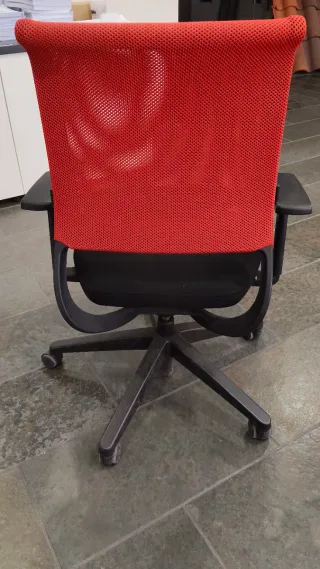 Silla de oficina ergonómica roja y negra