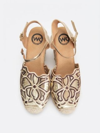 Sandalias Woman Key Doradas Bordadas