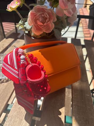 Borsa arancione con ciondolo