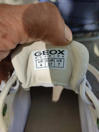 Zapatillas deportivas blancas y rosas