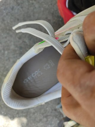 Zapatillas deportivas blancas y rosas