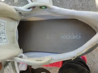 Zapatillas deportivas blancas y rosas