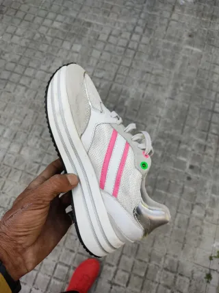 Zapatillas deportivas blancas y rosas