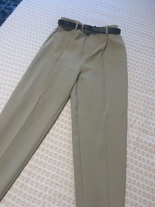 Pantalones beige con cinturón negro