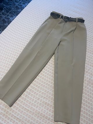 Pantalones beige con cinturón negro