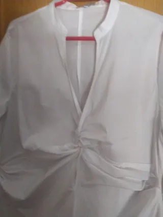 Blusa blanca con nudo frontal