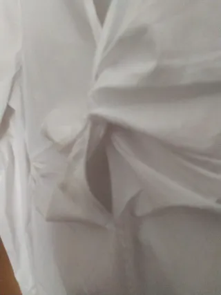 Blusa blanca con nudo frontal