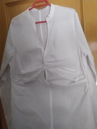 Blusa blanca con nudo frontal