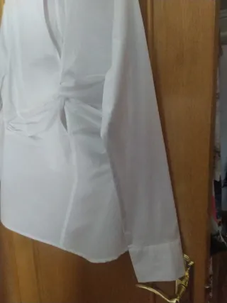 Blusa blanca con nudo frontal