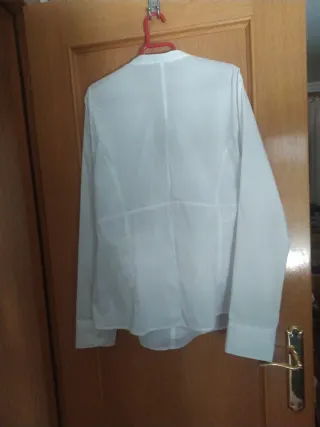 Blusa blanca con nudo frontal