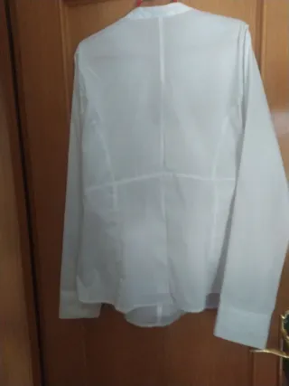 Blusa blanca con nudo frontal