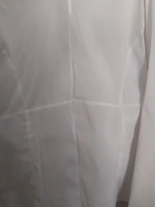 Blusa blanca con nudo frontal