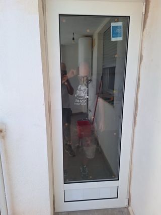 Ventanas y puertas de aluminio y PVC a medida