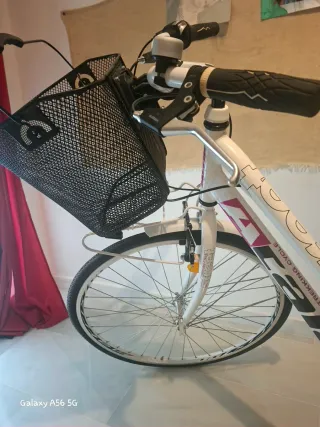 Bicicleta urbana blanca sin usar