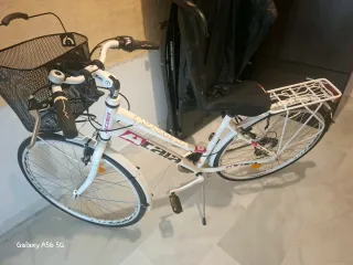 Bicicleta urbana blanca sin usar