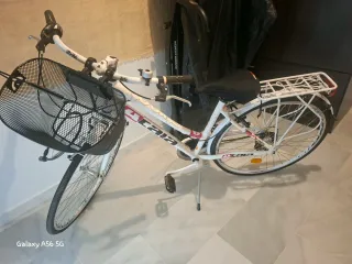 Bicicleta urbana blanca sin usar