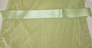 Vestido fiesta plisado verde con lazo