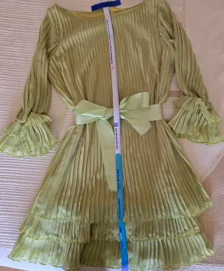 Vestido fiesta plisado verde con lazo