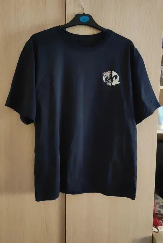 Camiseta azul con peces Koi