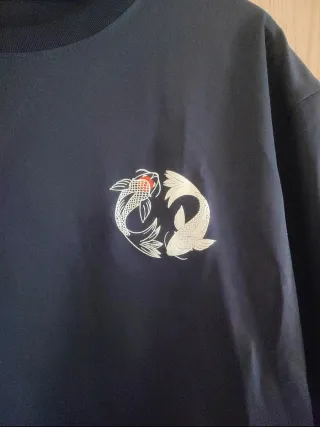 Camiseta azul con peces Koi