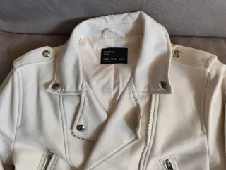 Cazadora corta Bershka blanca S