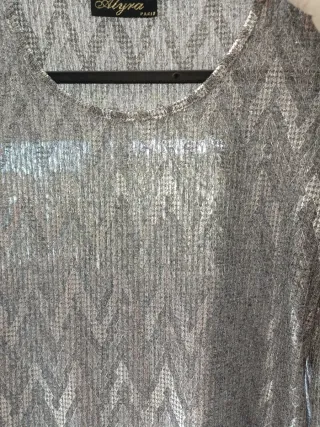 Camisa plateada con hombros descubiertos