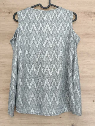Camisa plateada con hombros descubiertos