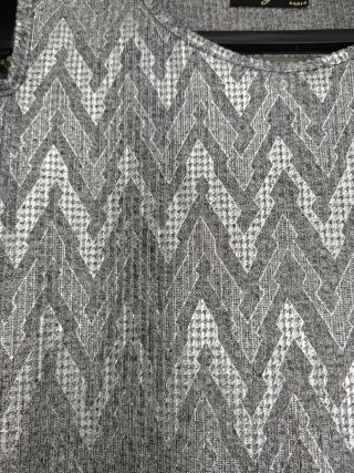 Camisa plateada con hombros descubiertos