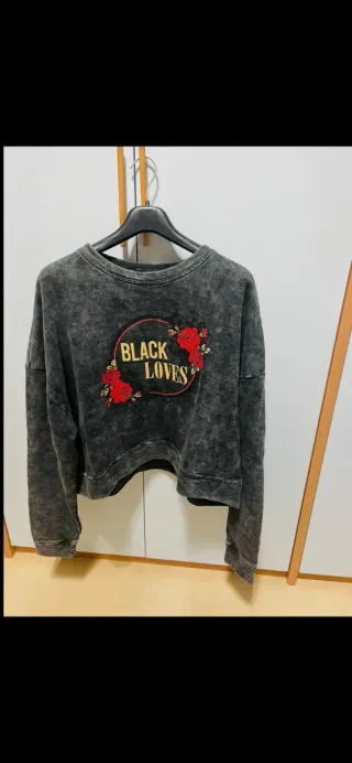 Felpa Black Loves con rose rosse