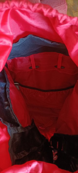 Mochila de alta montaña negra y roja