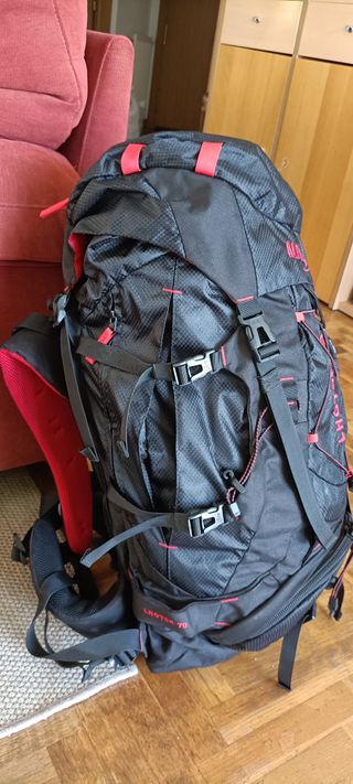 Mochila de alta montaña negra y roja