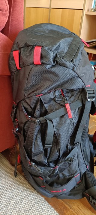Mochila de alta montaña negra y roja